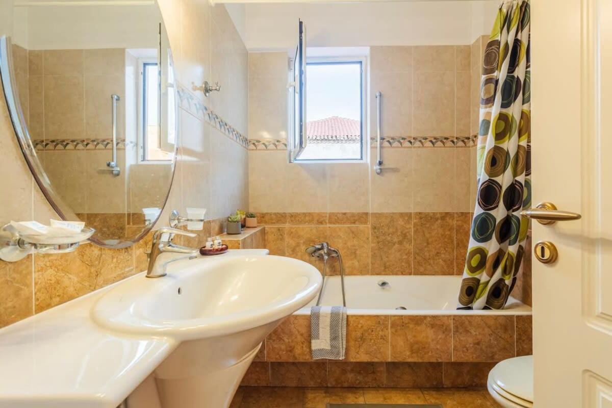 Spacious Urban Haven-Family Home, Perfect Location Каламата Екстер'єр фото