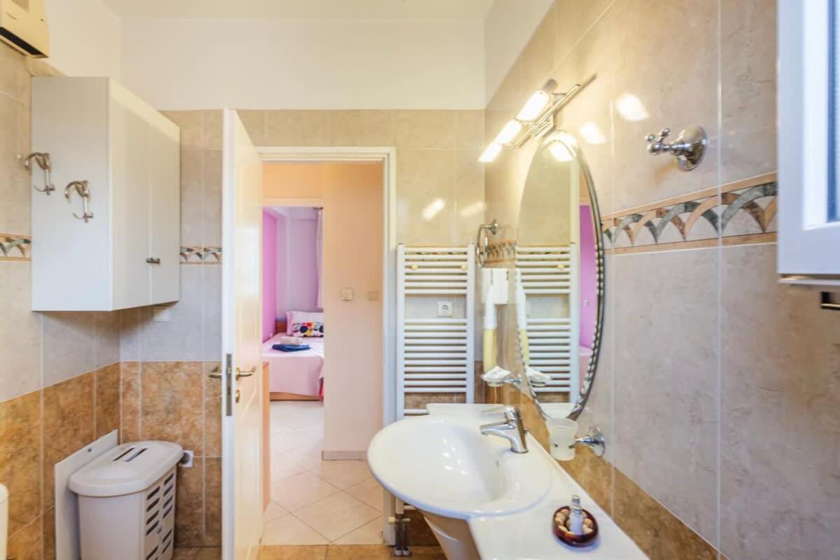 Spacious Urban Haven-Family Home, Perfect Location Каламата Екстер'єр фото