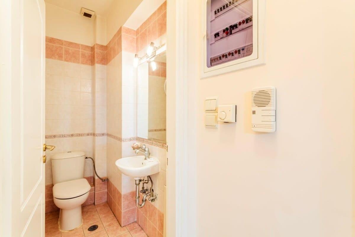 Spacious Urban Haven-Family Home, Perfect Location Каламата Екстер'єр фото
