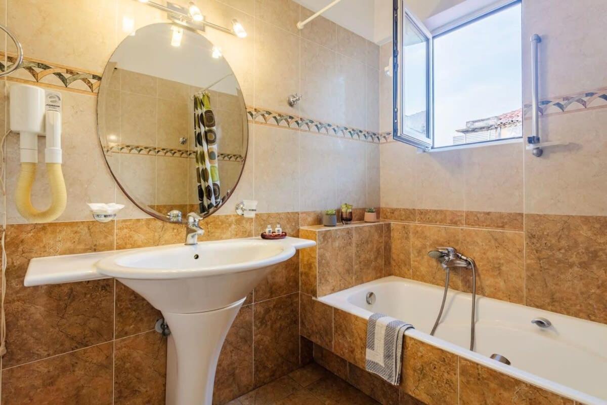 Spacious Urban Haven-Family Home, Perfect Location Каламата Екстер'єр фото